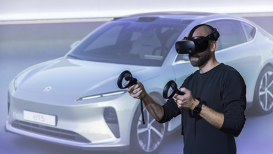 Mand har Virtual Reality briller på