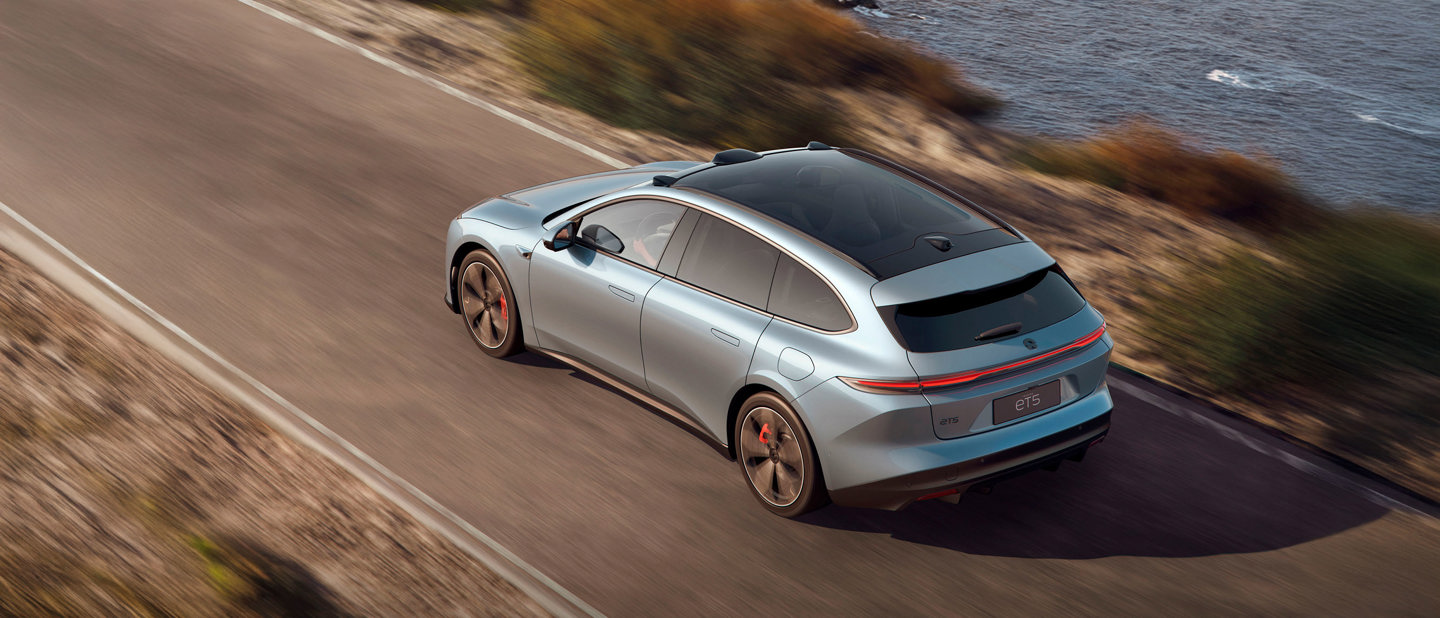 NIO ET5 Touring kører på vej set bagfra