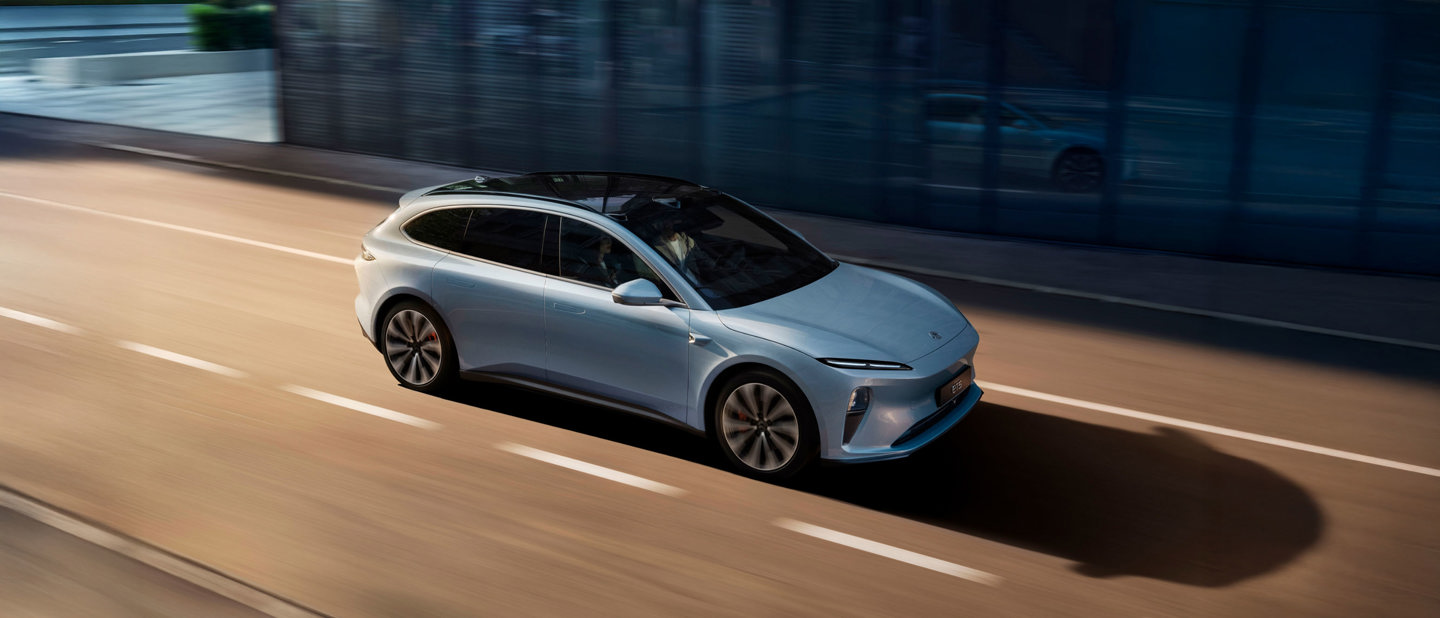 NIO ET5 Touring kører på vej