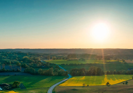 Landskab med solnedgang