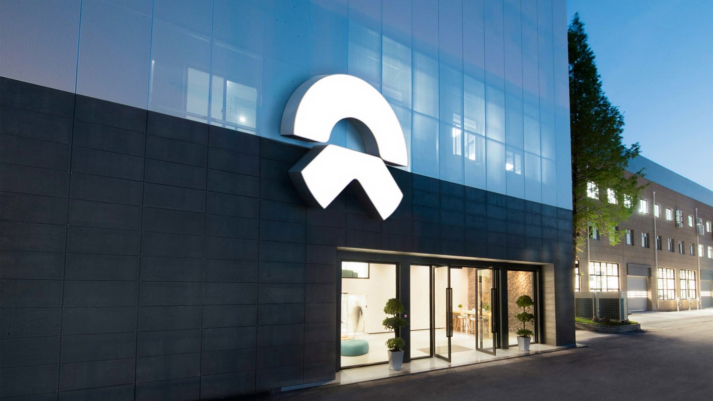 NIO service butik med logo foran
