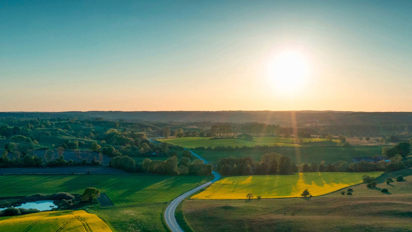 Landskab med solnedgang