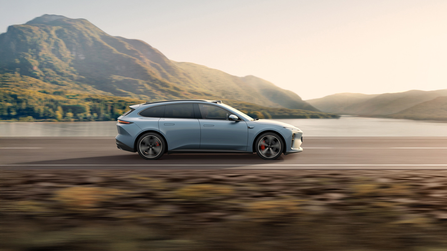 NIO ET5 set fra siden