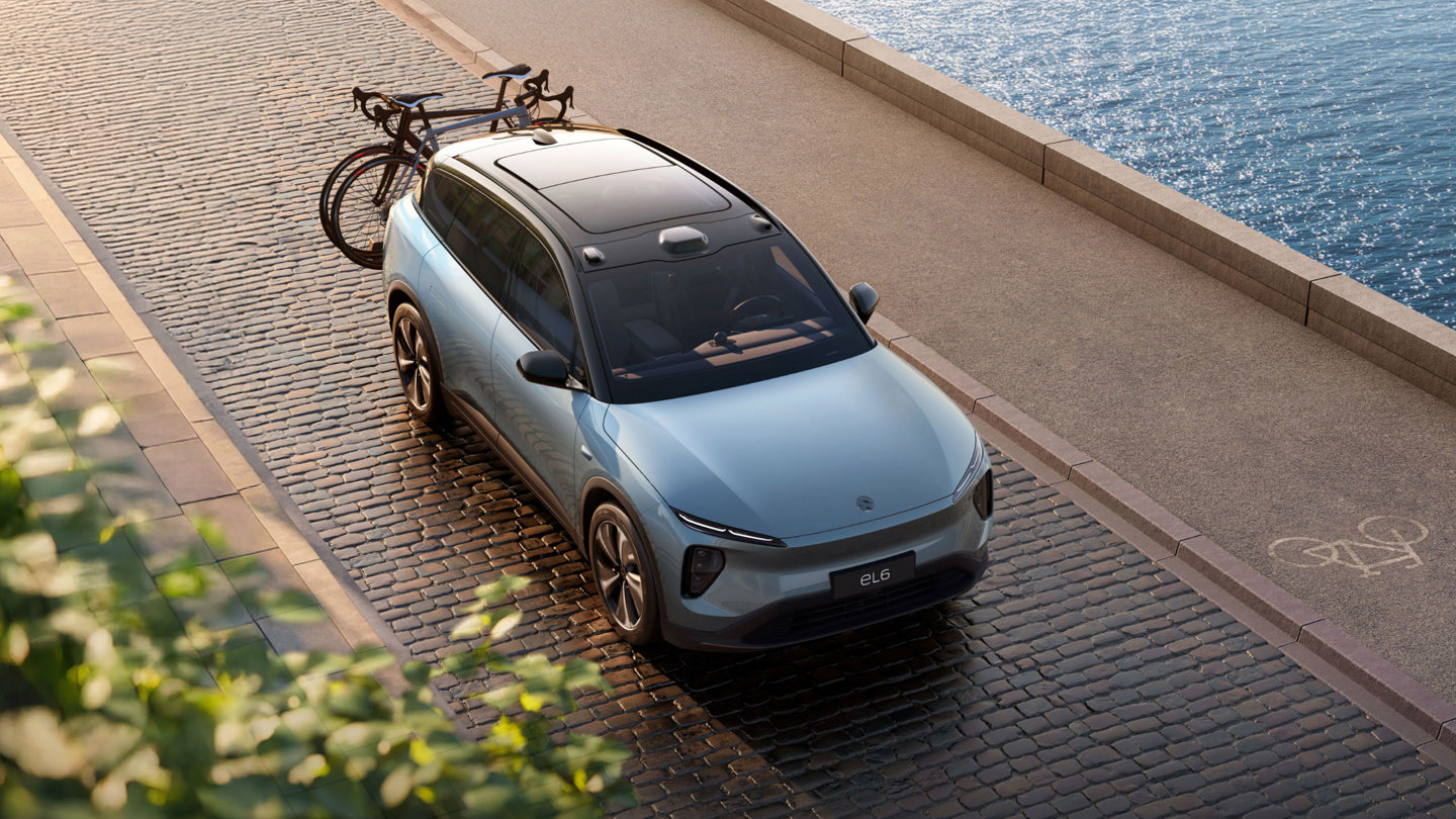 NIO EL6 med cykelanhænger set oppefra